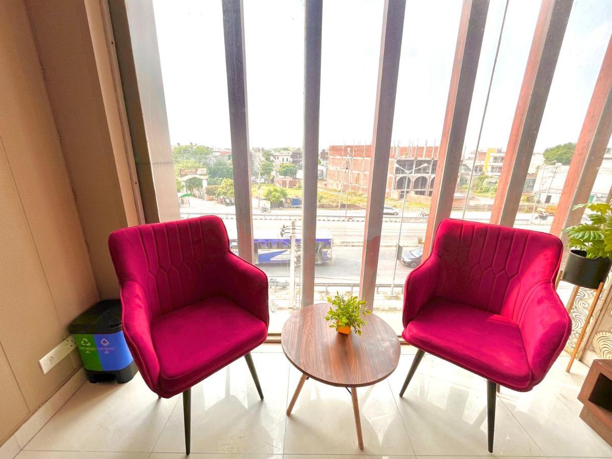 Hotel Pearl Grand, Zirakpur - Top Rated & Most Awarded Property In Tricity Chandīgarh Eksteriør billede