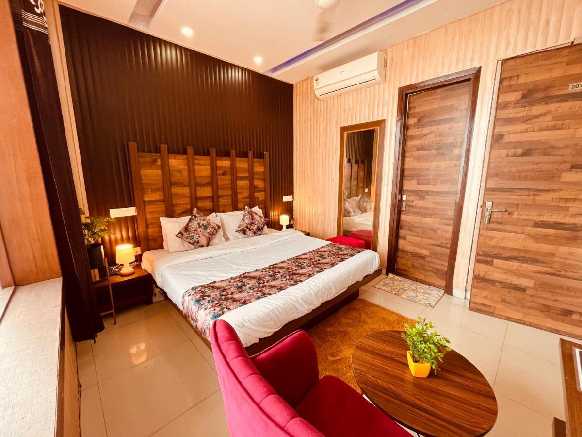 Hotel Pearl Grand, Zirakpur - Top Rated & Most Awarded Property In Tricity Chandīgarh Eksteriør billede