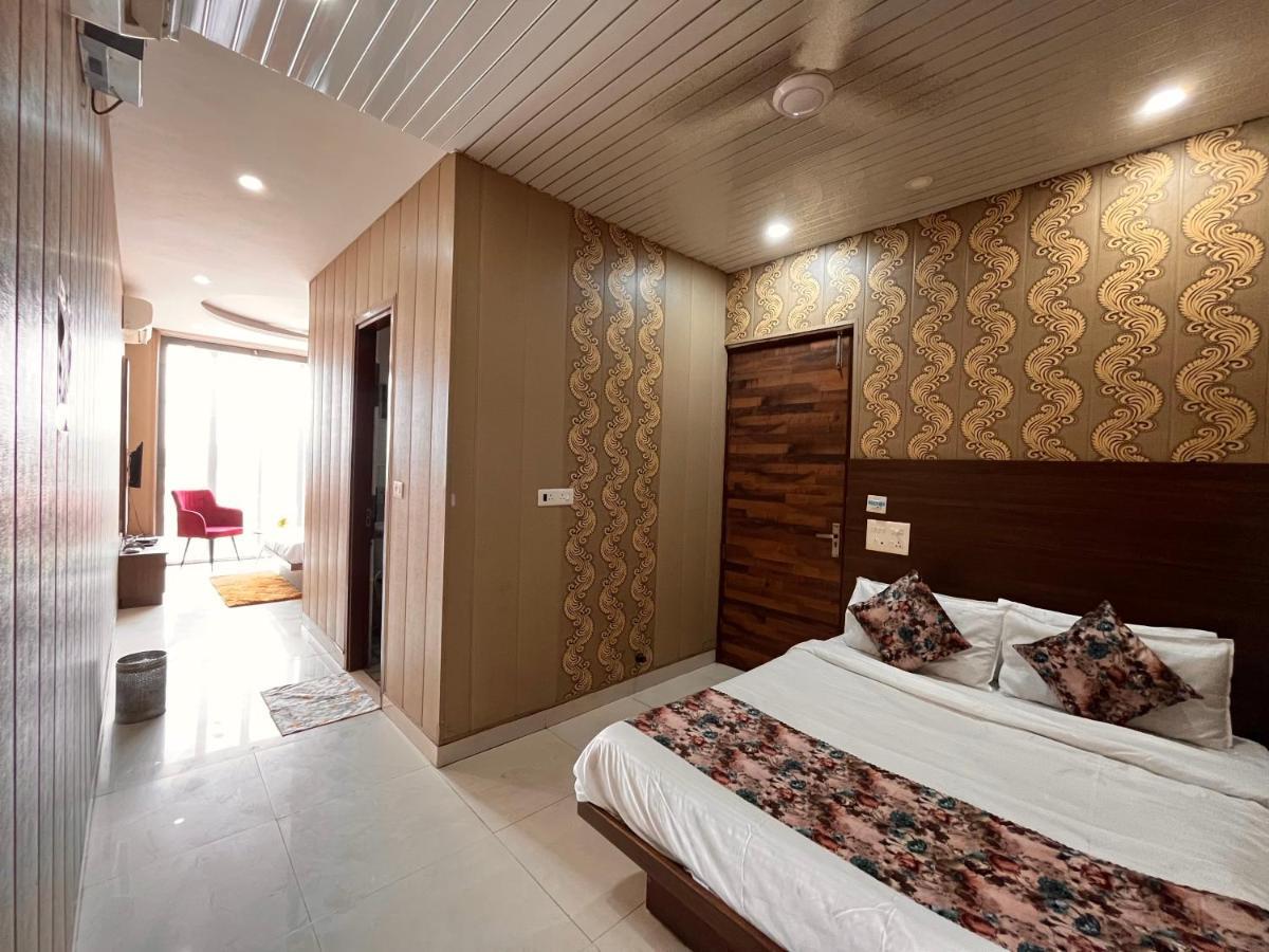 Hotel Pearl Grand, Zirakpur - Top Rated & Most Awarded Property In Tricity Chandīgarh Eksteriør billede