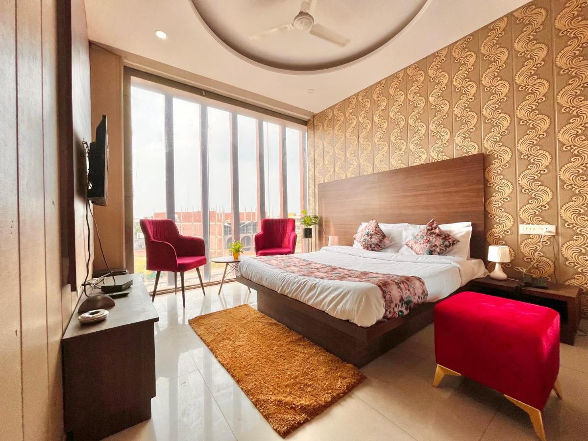Hotel Pearl Grand, Zirakpur - Top Rated & Most Awarded Property In Tricity Chandīgarh Eksteriør billede